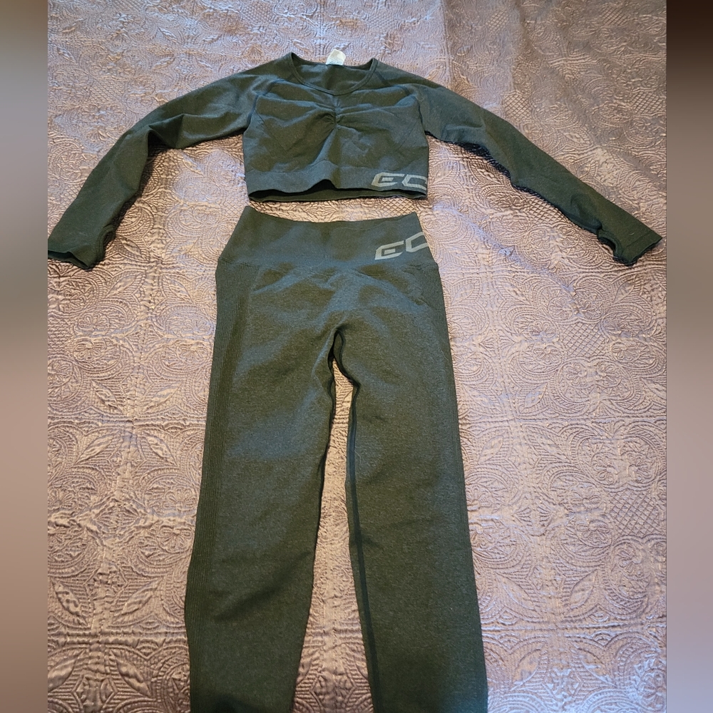 Medium Scrunch Front ECHT Crop Top - Picture 3 of 3